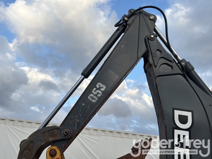2019-deere-310l-image-29
