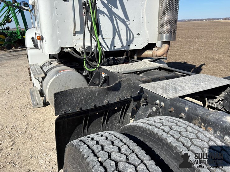 2004-freightliner-columbia-120-t/a-day-cab-truck-tractor-image-12