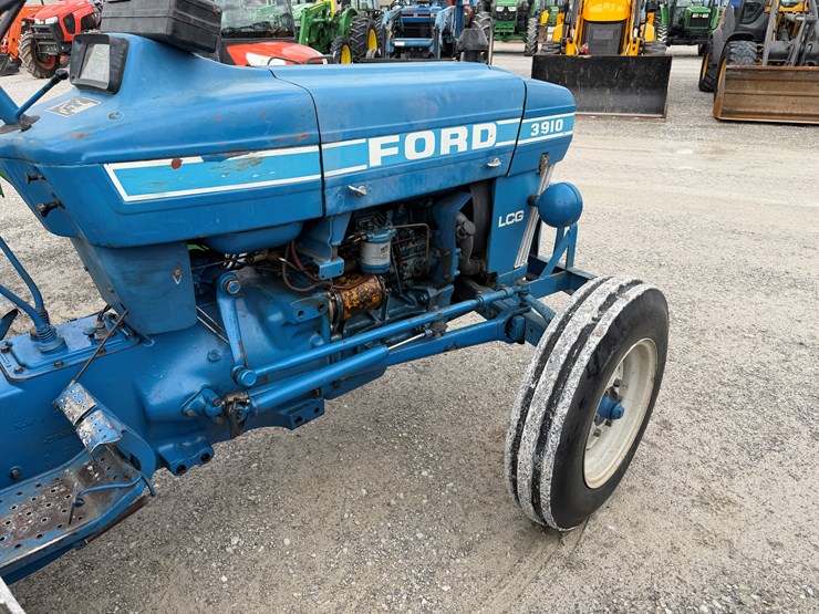 1985-ford-3910-image-12