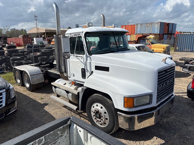 2001-mack-ch613-image-1