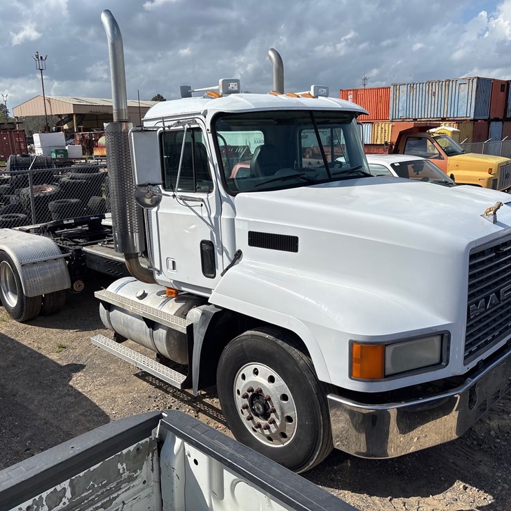 2001 MACK CH613
