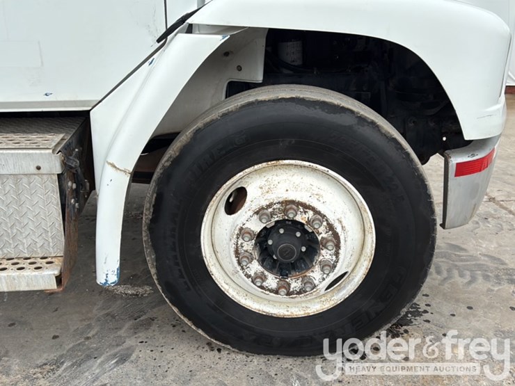 2002-freightliner-fl70-image-14