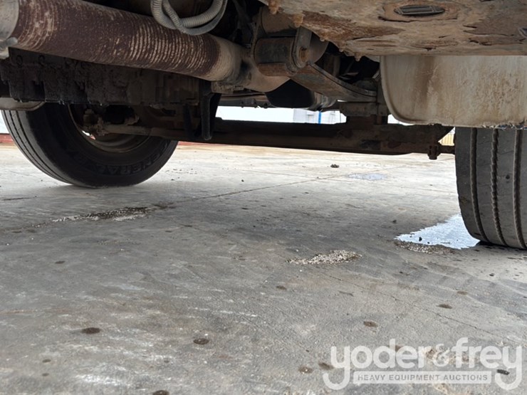 2002-freightliner-fl70-image-22