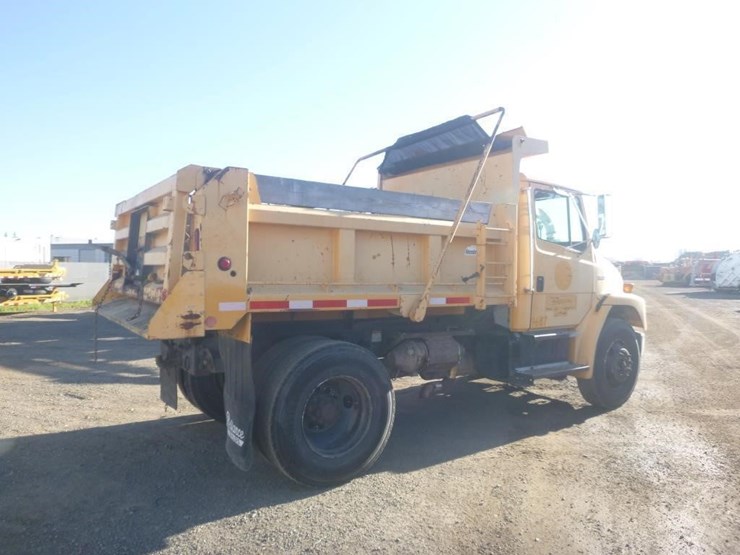 2004-freightliner-fl70-image-3