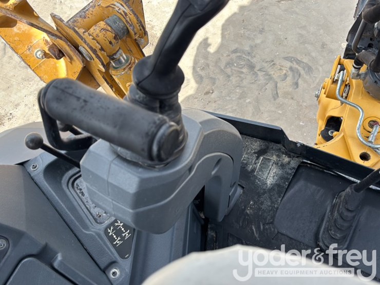 2020-deere-310l-image-44