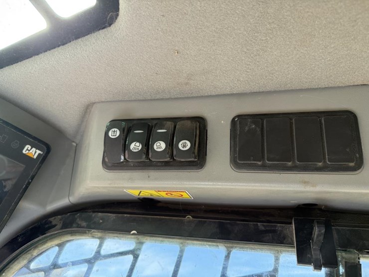 #70-•-cat-2890-two-speed-high-flow-xps-skid-steer-image-15