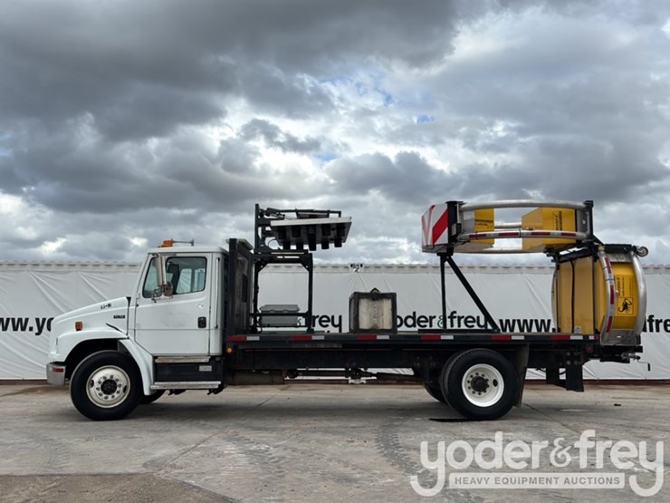 2002-freightliner-fl70-image-2