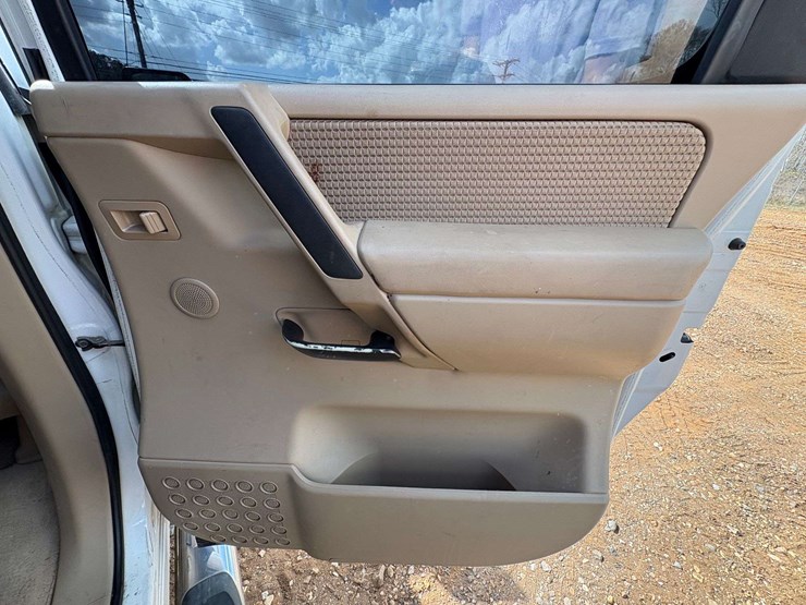 2010-nissan-titan-se-image-19