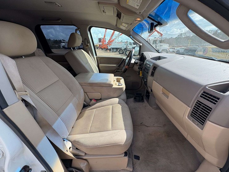 2010-nissan-titan-se-image-22