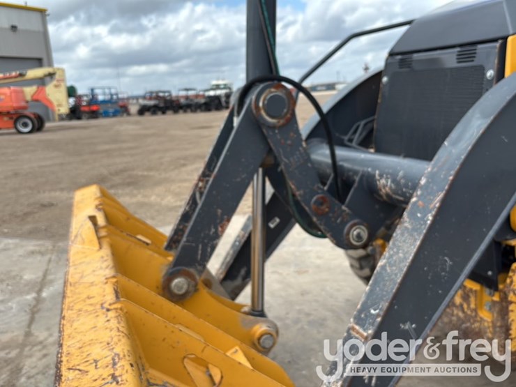 2020-deere-310l-image-21