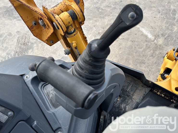 2019-deere-310l-image-48