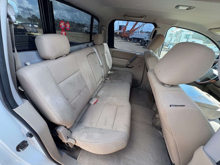 2010-nissan-titan-se-image-20