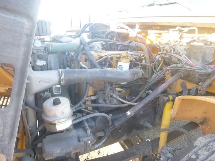 2004-freightliner-fl70-image-21