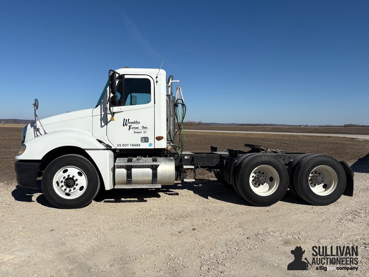 2004-freightliner-columbia-120-t/a-day-cab-truck-tractor-image-8
