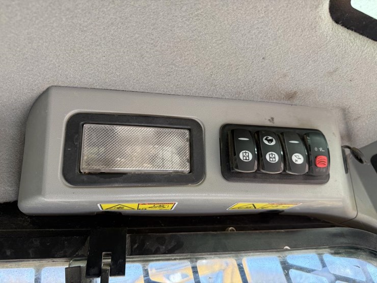 #70-•-cat-2890-two-speed-high-flow-xps-skid-steer-image-17