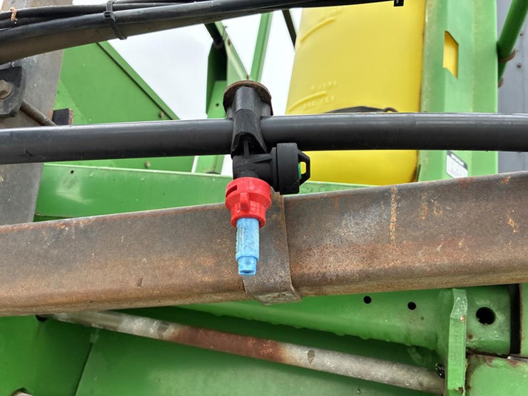 2000-john-deere-6700-image-18