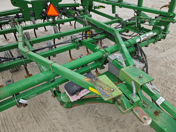 2013-john-deere-2210-image-4