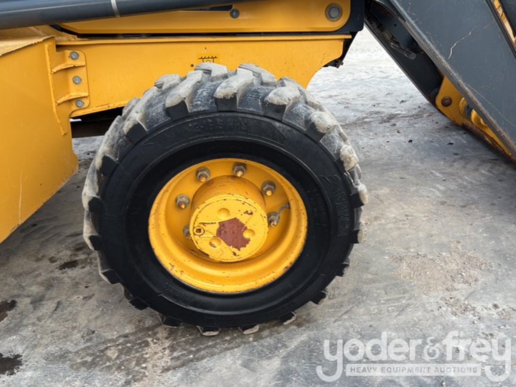 2019-deere-310l-image-14