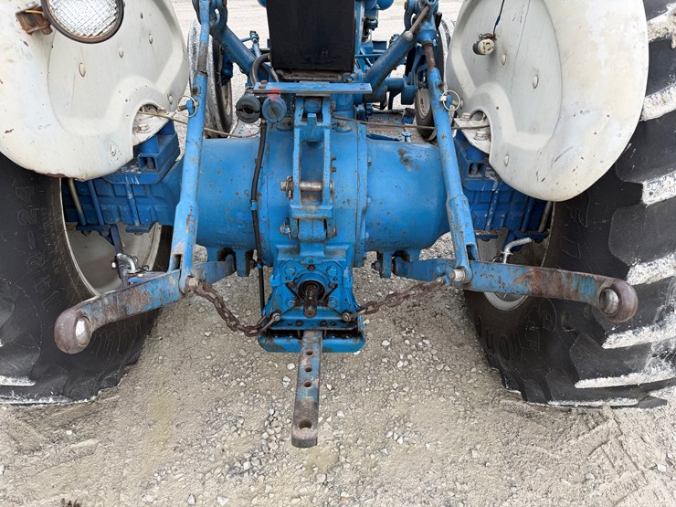 1985-ford-3910-image-10