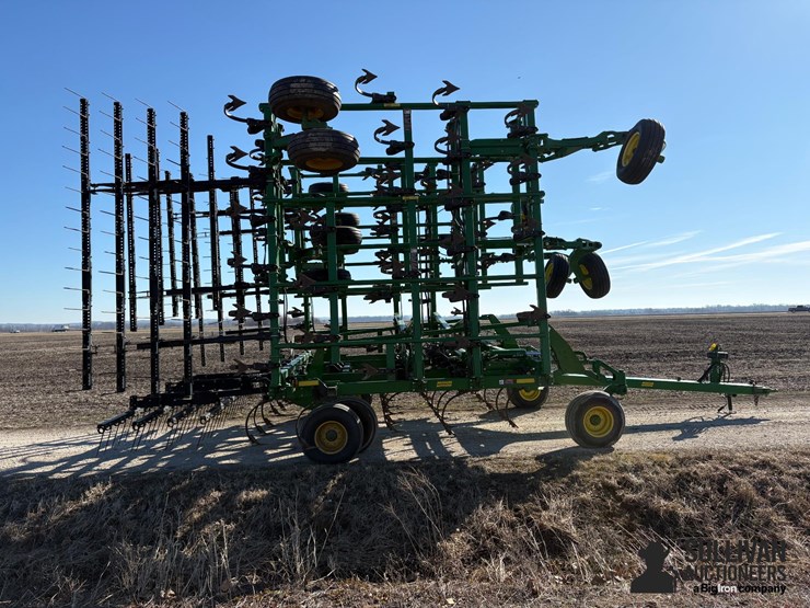 2013-john-deere-2210-image-4