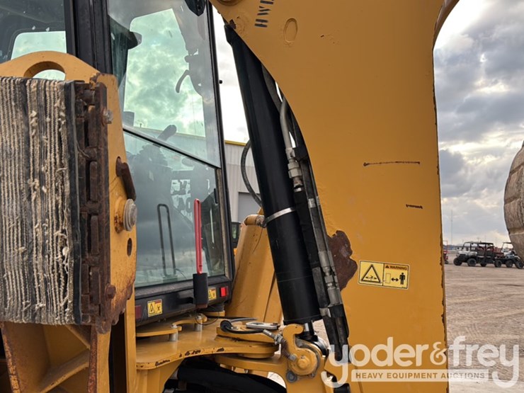 2016-caterpillar-420f2-it-image-28