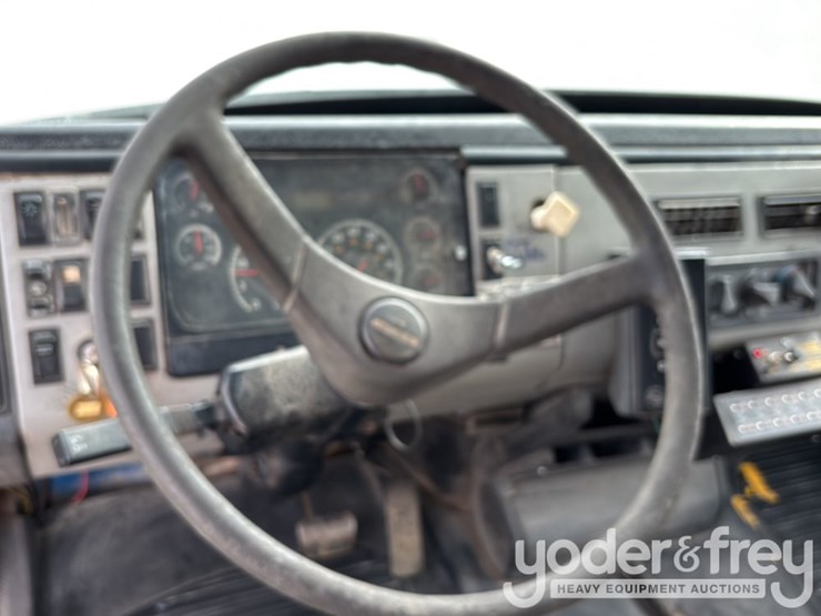 2002-freightliner-fl70-image-55