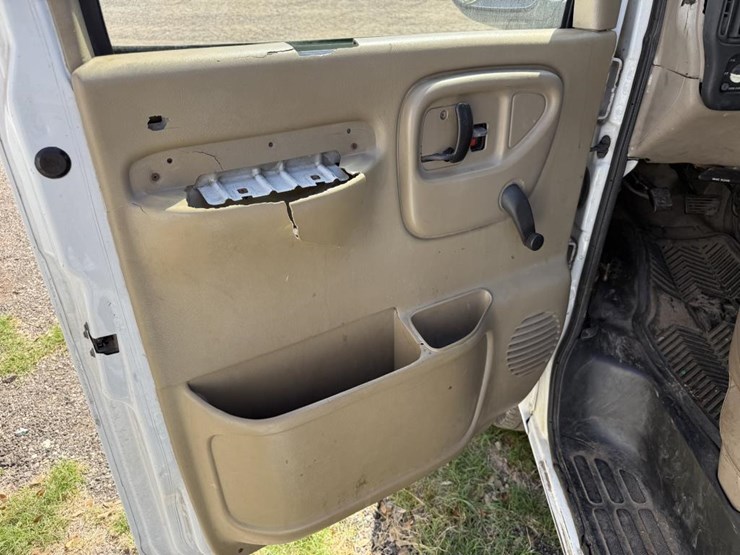 2001-chevrolet-express-3500-image-16