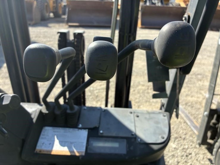 2007-toyota-8fgcu20-image-11