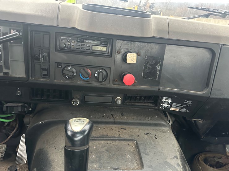 2002-international-8100-image-15