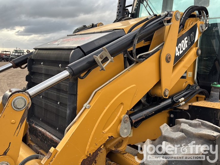 2016-caterpillar-420f2-it-image-24