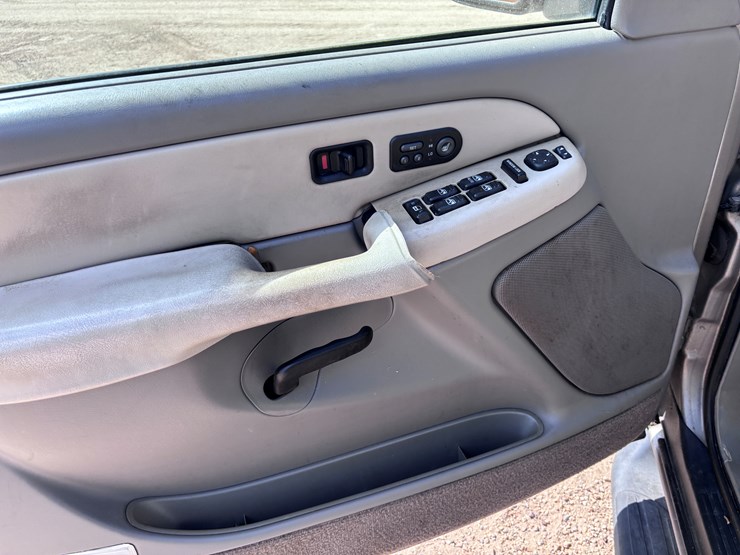 2002-chevrolet-suburban-image-9