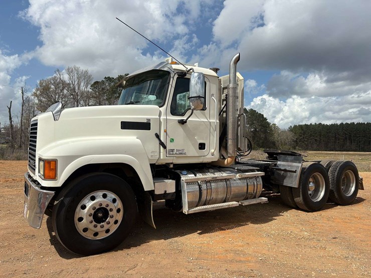 2013-mack-ch613-image-1