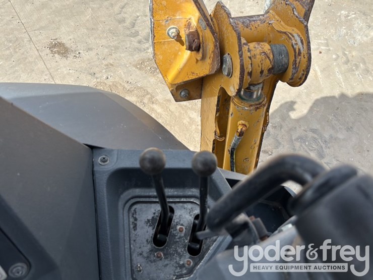 2020-deere-310l-image-46