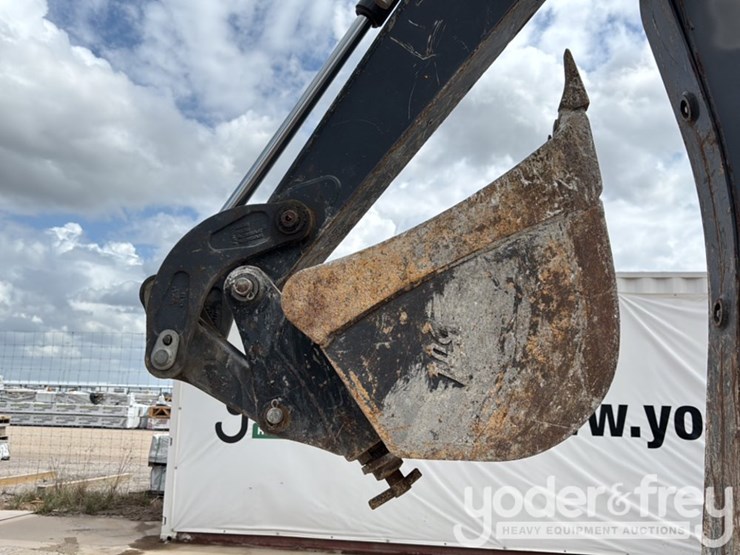 2020-deere-310l-image-30