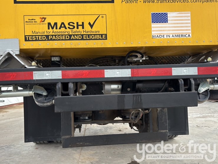 2002-freightliner-fl70-image-31