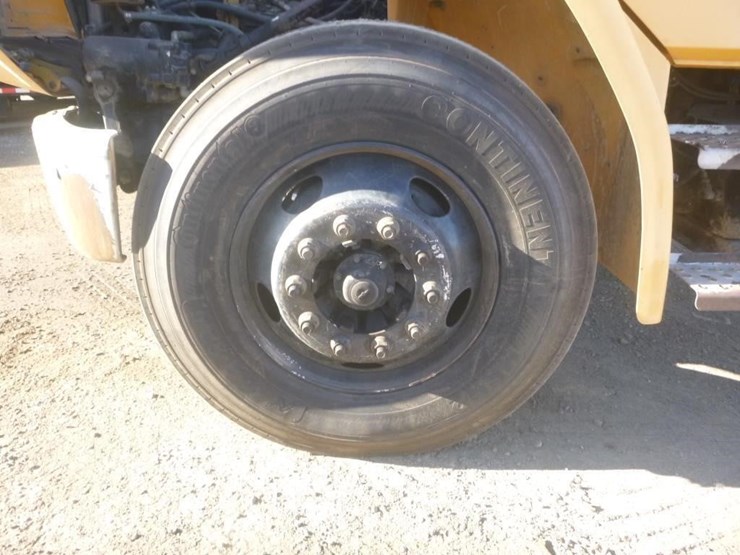 2004-freightliner-fl70-image-23