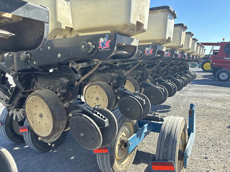 2006-kinze-3600-image-45