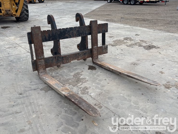 2016-caterpillar-420f2-it-image-23