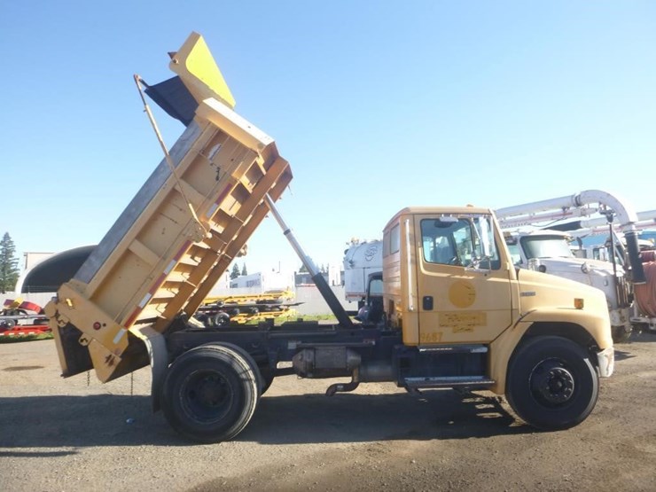 2004-freightliner-fl70-image-10