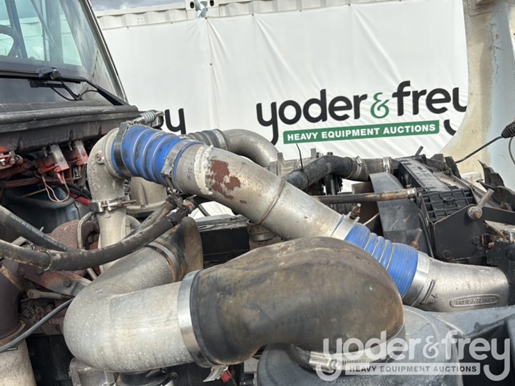 2002-freightliner-fl70-image-42