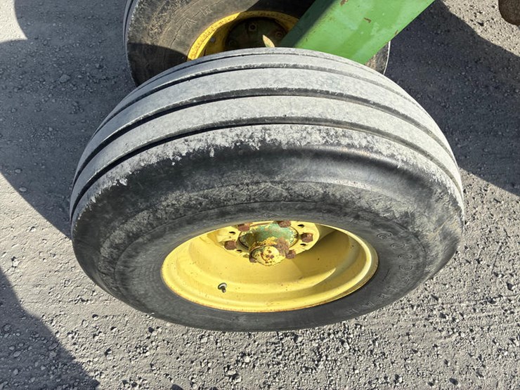 john-deere-220-image-23