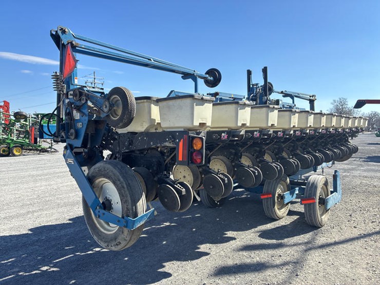 2006-kinze-3600-image-40