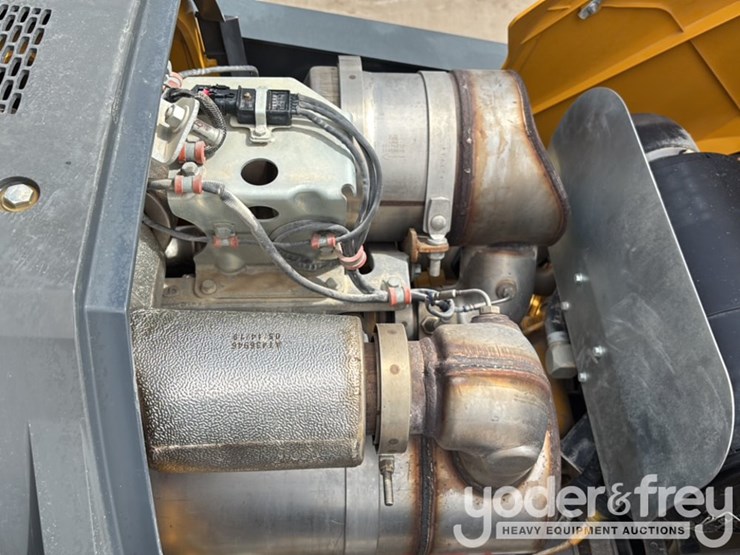 2020-deere-310l-image-36