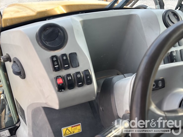 2016-caterpillar-420f2-it-image-57