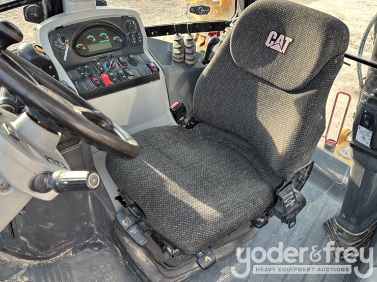 2016-caterpillar-420f2-it-image-48