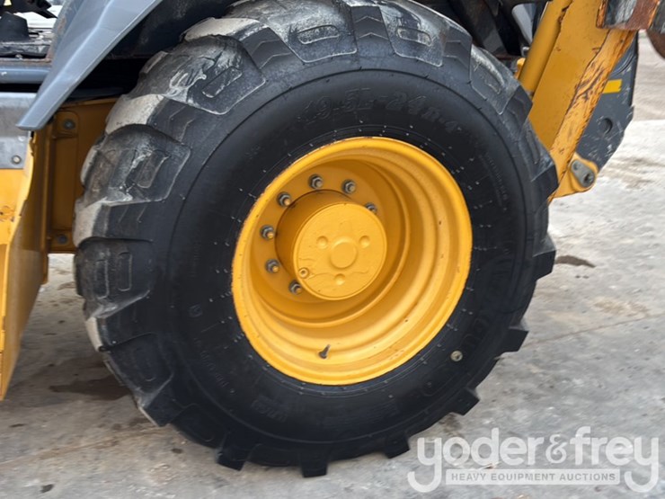 2019-deere-310l-image-11