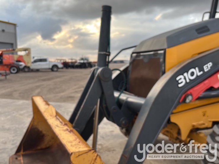 2019-deere-310l-image-21