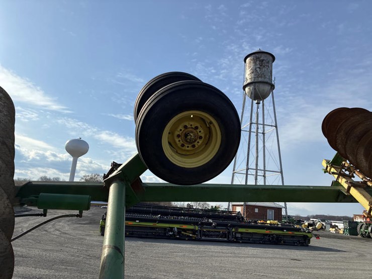 john-deere-220-image-11