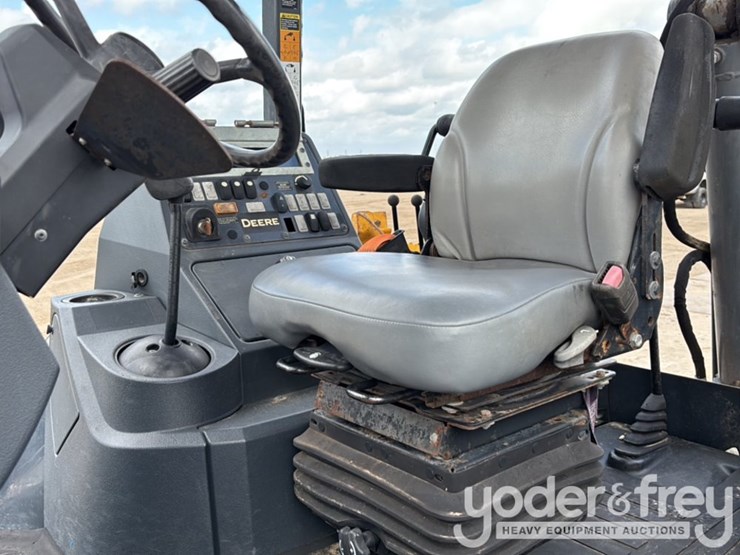 2018-deere-310l-image-43