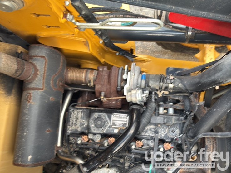 2019-deere-310l-image-40